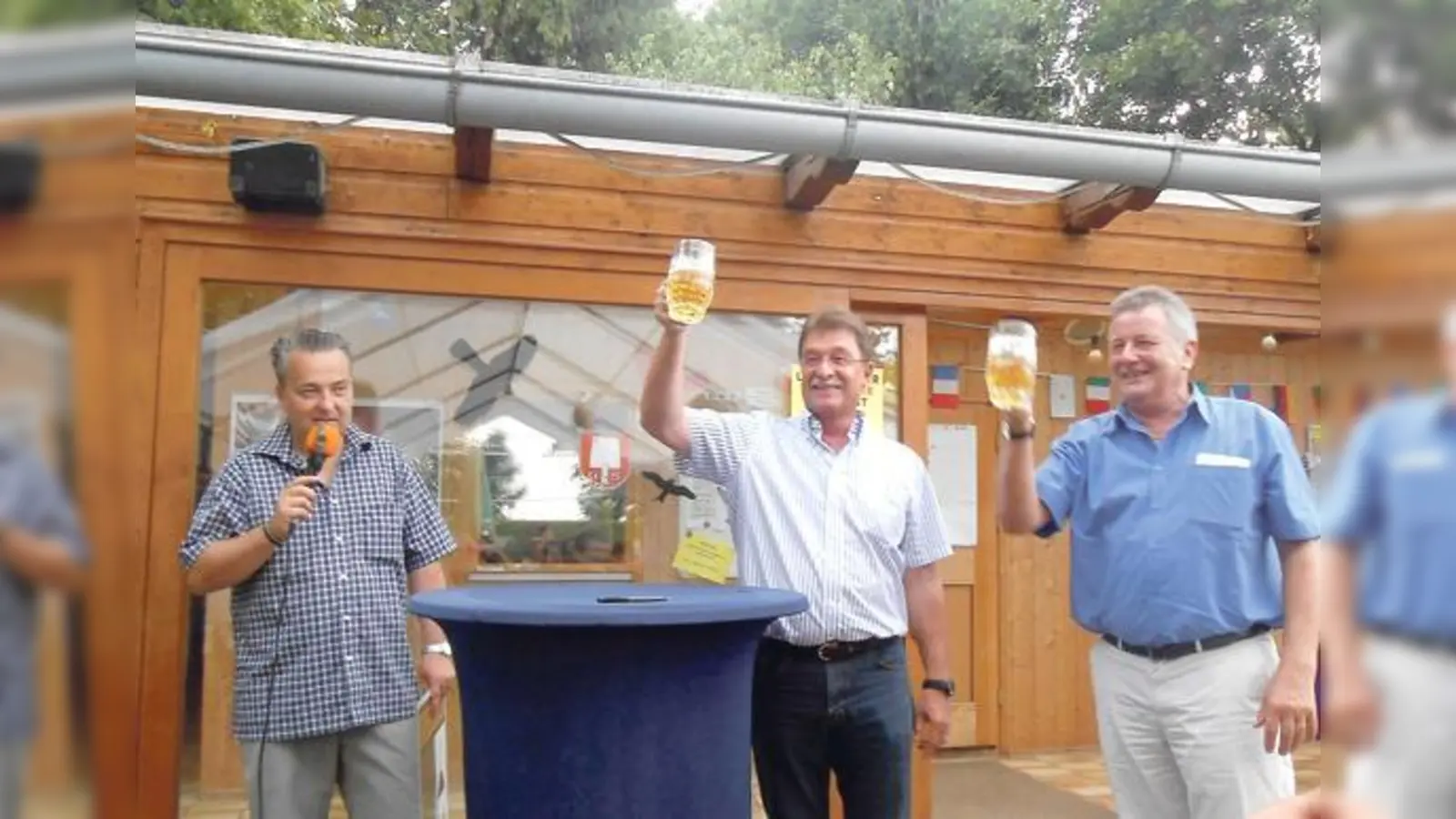 Jubiläumsfeier 40 Jahre SSV Landsham Vorstand Michael Klaß, 2. Bürgermeister Roland Frick, 1. Bürgermeister Georg Rittler. 	 (Foto: privat)