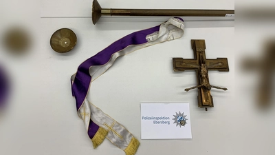Diese kirchlichen Gegenstände hatte der junge Mann entwendet und damit seinen Krontrahenten niedergeschlagen. (Foto: PI Ebersberg)