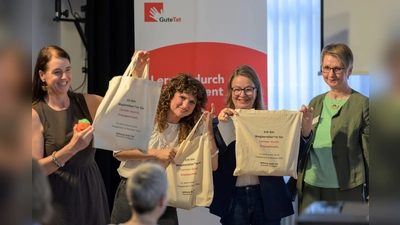 Die LdE-Wegbereiterinnen (von links) Franziska Nagy, Anna Mauz (Stiftung Lernen durch Engagement) sowie Claudia Leitzmann (LBE) mit Nicole Kertész (Stiftung Gute-Tat München) (Foto: Christoph Ditzen)