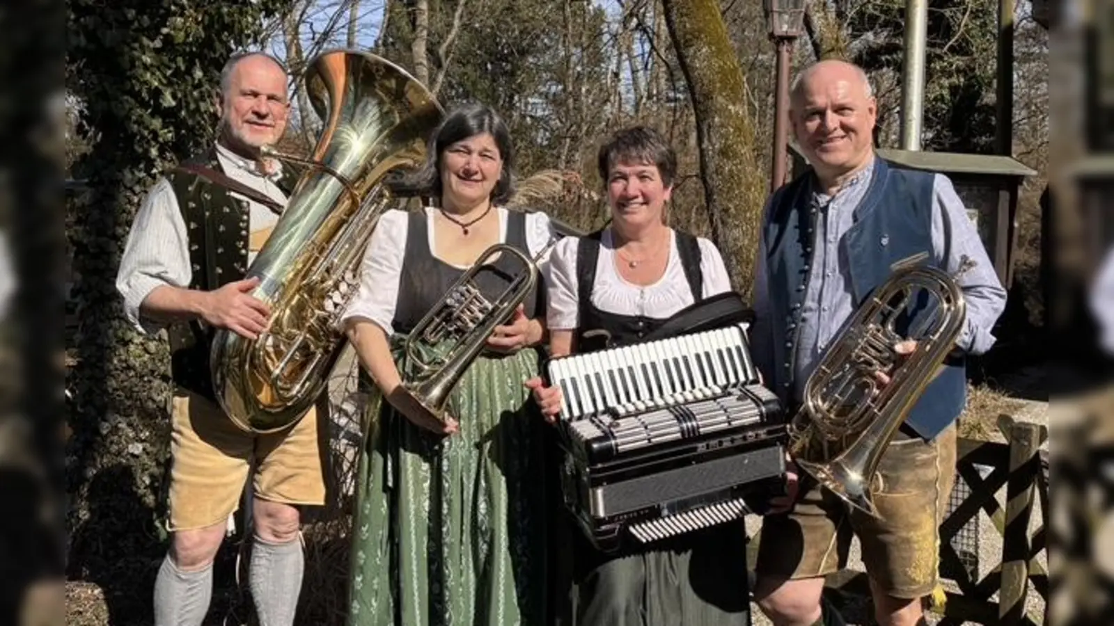 Die Riedhof Musi spielt beim Hoagart'n im Roßstall auf. (Foto: Koppitz)