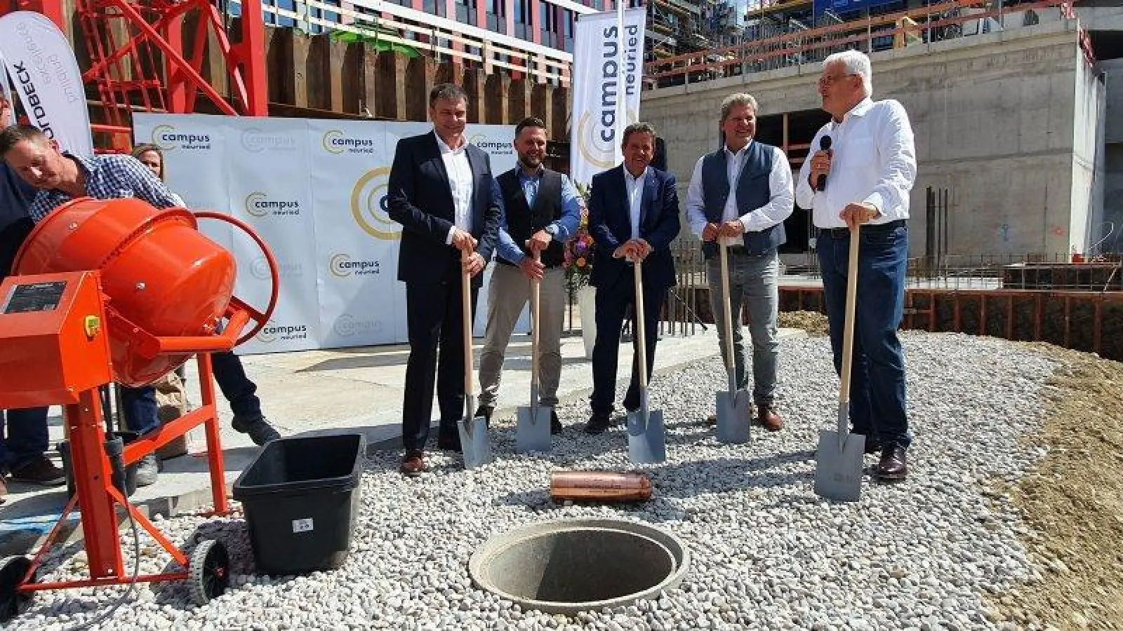 Die Akteure mit dem Grundstein (von links): Georg Steinweg (Geschäftsführer Goldbeck), Tim Walther (Bauleiter), Alexander Kraus (Geschäftsführer Goldbeck), Harald Zipfel (1. Bürgermeister) und Andreas Lesser (Bauherr). (Foto: Gemeinde Neuried)