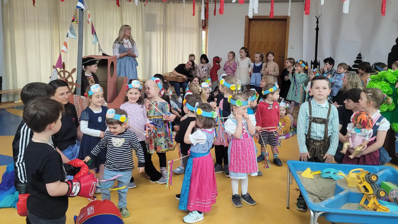Ausgelassene Stimmung herrschte bei der Geburtstagsfeier des Kinderhauses am Maxhofweg. (Foto: Gemeinde Neuried)