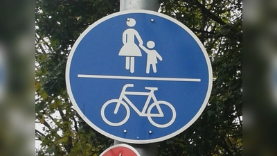 Wo Fußgänger und Radfahrer sich Wege teilen, kommt es immer wieder zu Konflikten. Deutliche weiße Trennlinien zwischen den Bahnen sollen für mehr Sicherheit sorgen. (Foto: Beatrix Köber)