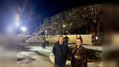 In der Nacht wurden die beiden großen Platanen (hinten eine von ihnen) gepflanzt. Baureferentin Jeanne-Marie Ehbauer und Stadtdirektor Florian Hochstätter erläuterten den spürbaren Nutzen fürs urbane Mikroklima. (Foto: LHM)