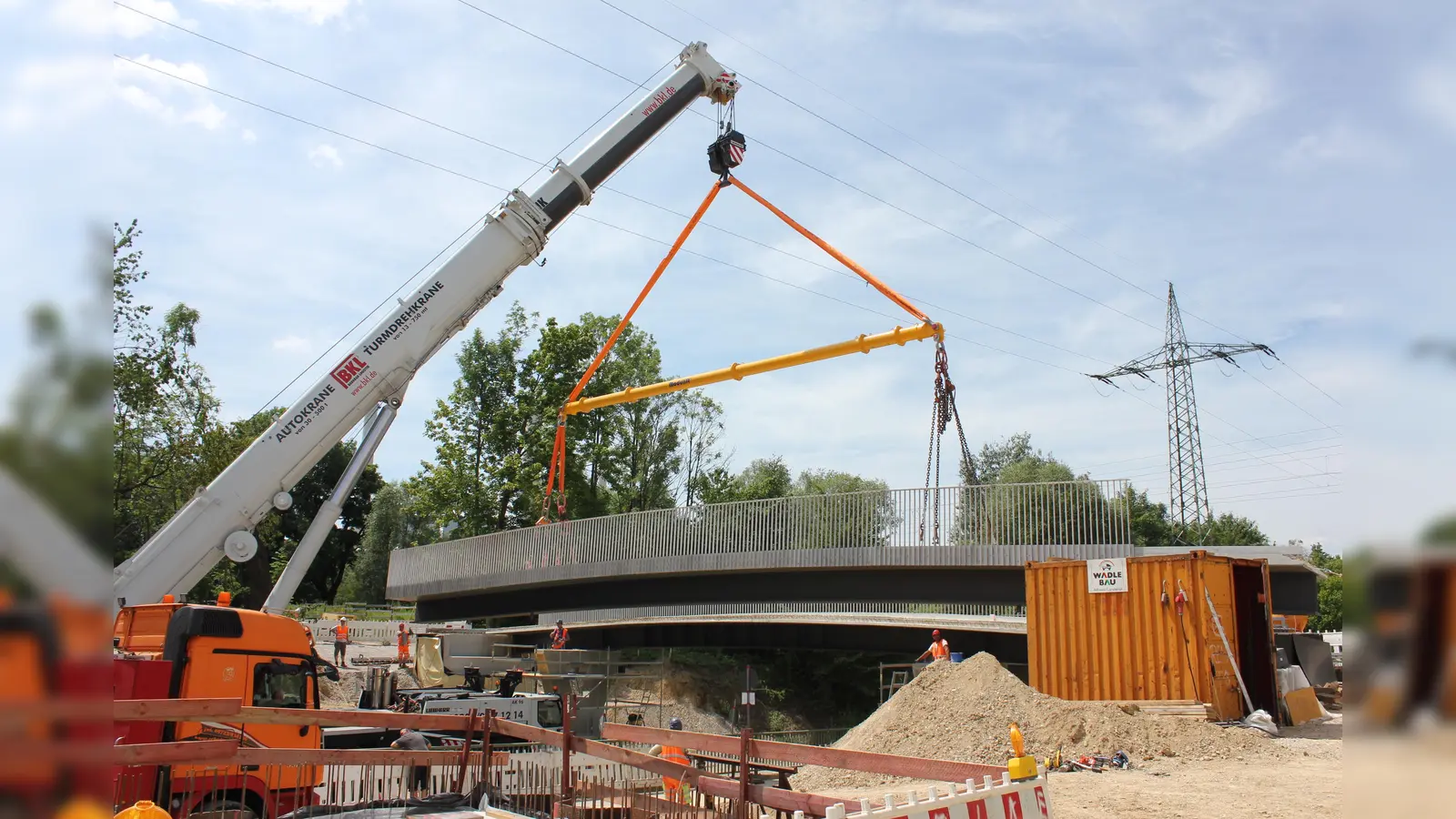 Spektakulär: In Unterföhring wurden zwei je 28 Meter lange und 52 Tonnen schwere Elemente für eine Geh- und Radwegbrücke eingehängt.  (Foto: Gemeinde Unterföhring)