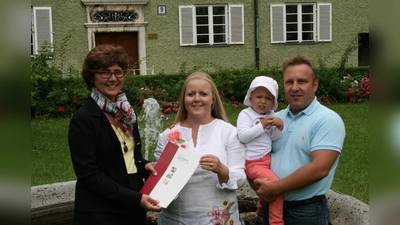 Gewinnübergabe: Rechtsanwältin Ute Hennig (l.) mit Gewinnerin Nicole Schäffler, die gemeinsam mit Tochter Mia und Ehemann Lothar den Gutschein abholte (Foto: js)