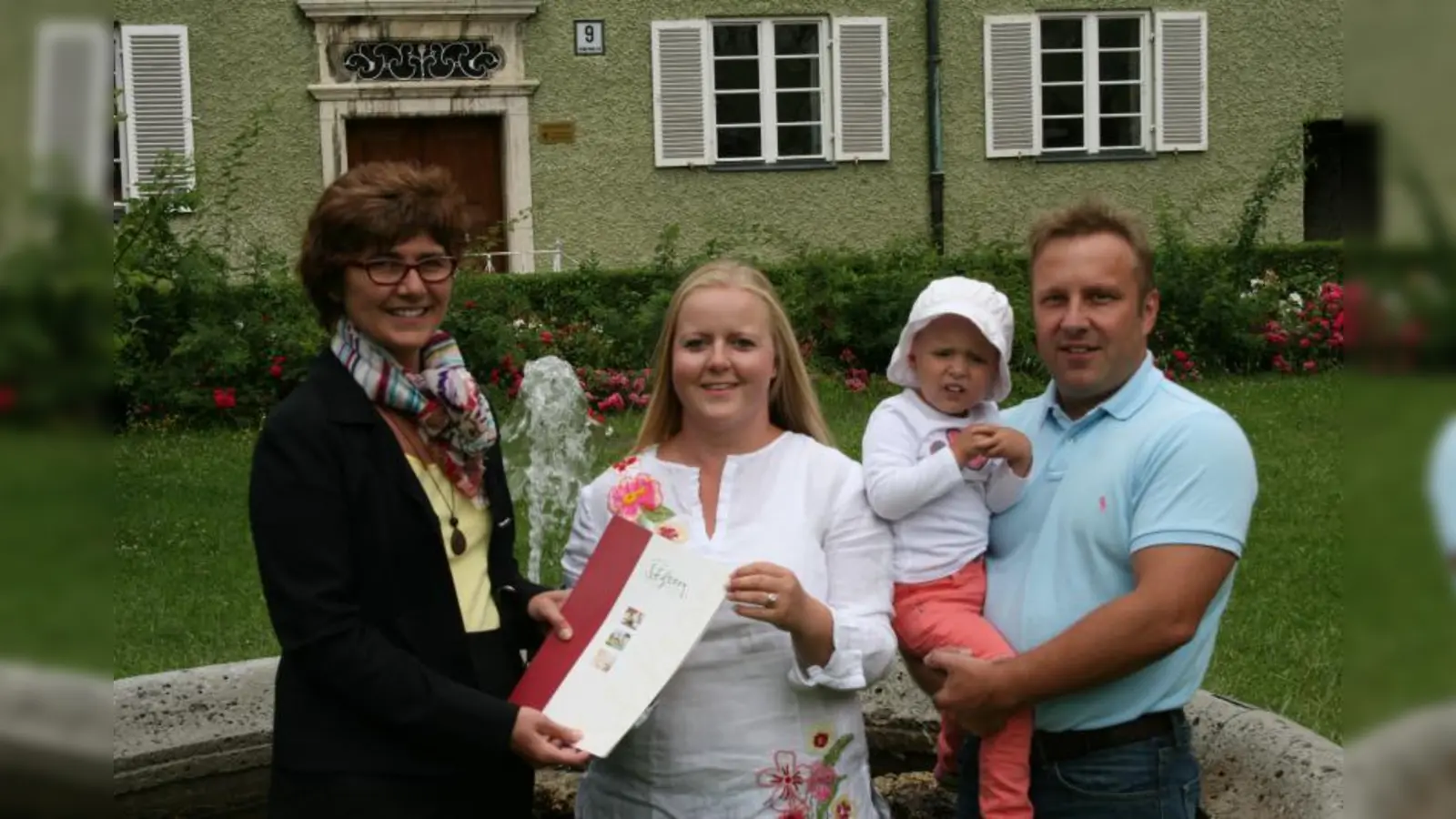Gewinnübergabe: Rechtsanwältin Ute Hennig (l.) mit Gewinnerin Nicole Schäffler, die gemeinsam mit Tochter Mia und Ehemann Lothar den Gutschein abholte (Foto: js)