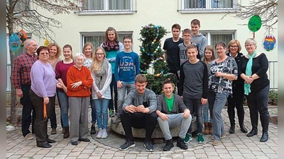 Die Firmlinge schmückten den Brunnen mit Grüngirlanden und bunten Eiern. Unterstützung bekamen sie von den Bewohnern der Villa Moosen.	 (Foto: privat)