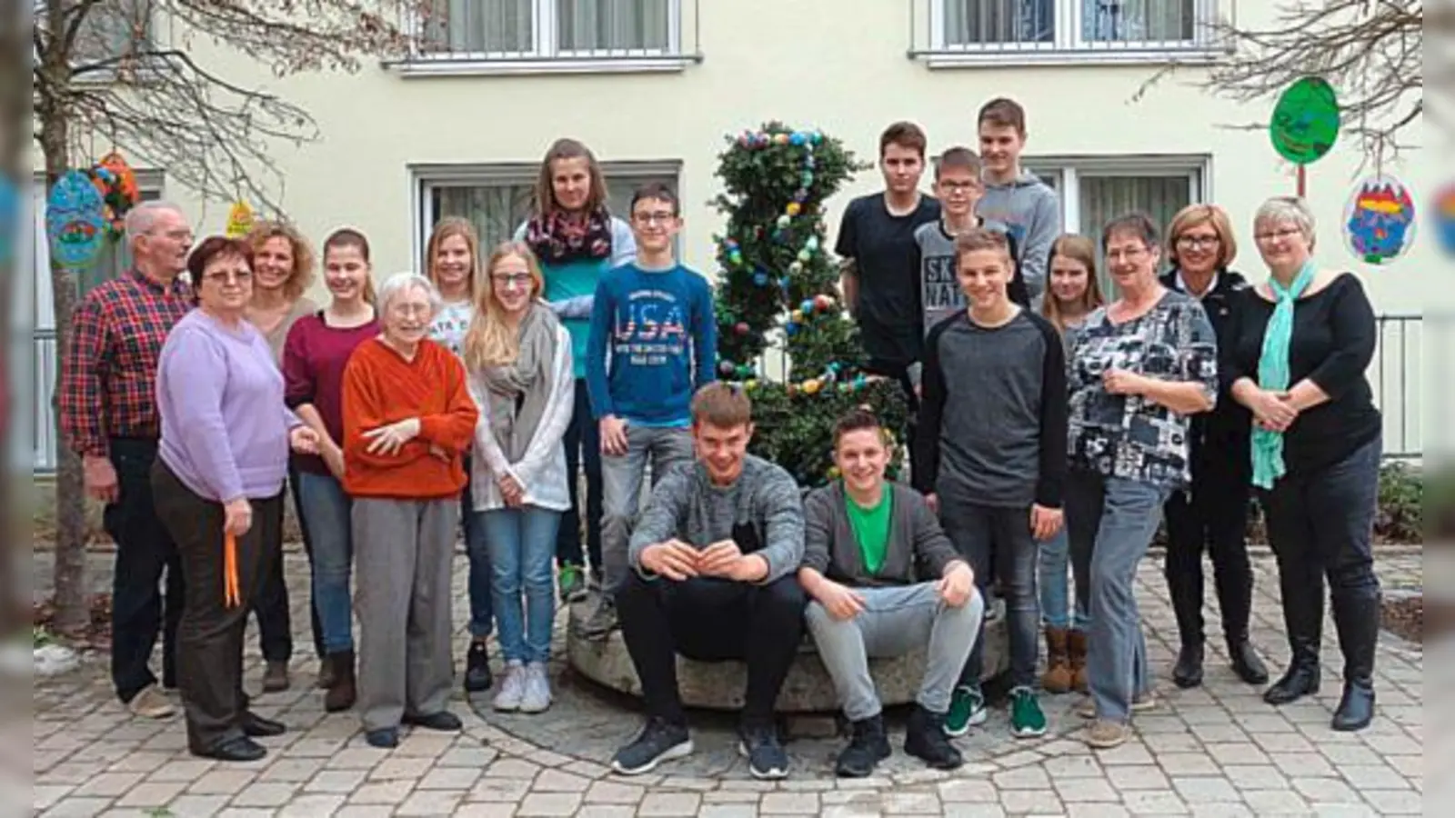 Die Firmlinge schmückten den Brunnen mit Grüngirlanden und bunten Eiern. Unterstützung bekamen sie von den Bewohnern der Villa Moosen.	 (Foto: privat)