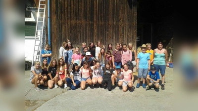 Ein Gruppenbild der Schüler vor der Scheune. (Foto: RSWM)