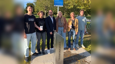 Feierten die Einweihung des Trinkbrunnens (v.l.): Marius Funke (Mitglied Jugendparlament), Silke Vltavsky (Tiefbau), Bürgermeister Thomas Pardeller, Eva-<br>Nicola Gehringer (GR), Verena Thiel (Kulturamt) und Yannick Bansemer (JUZ Gleis 3). (Foto: Gemeinde Neubiberg)