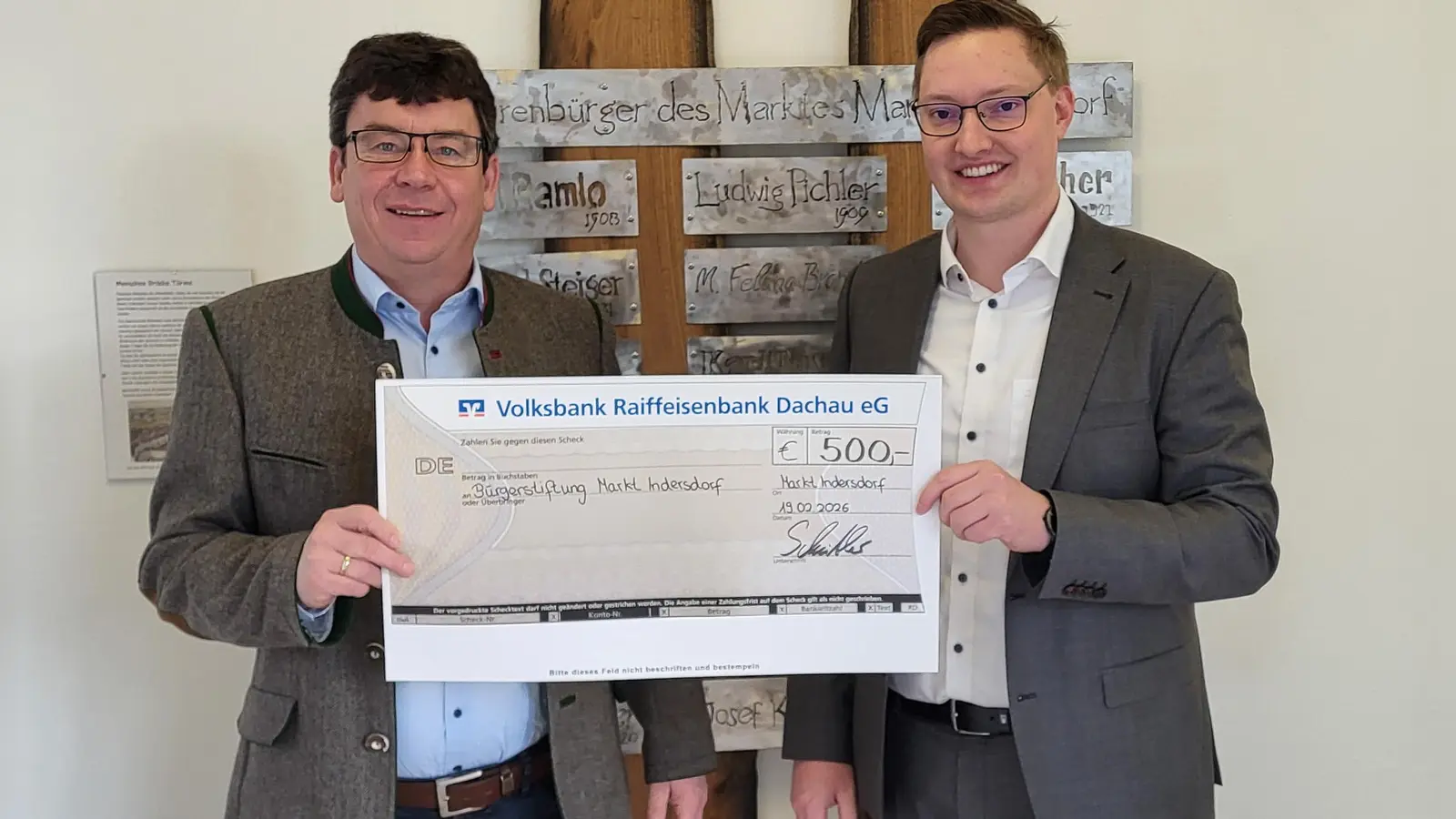 Bürgermeister Franz Obesser (l.) erhielt den symbolischen Scheck von VR-Geschäftsstellenleiter Martin Scheitler. (Foto: VR Bank Dachau)