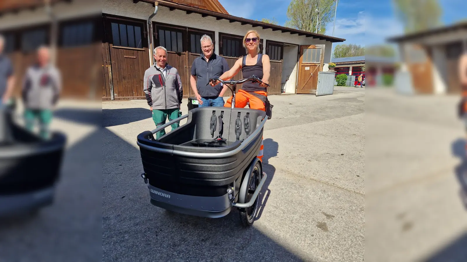 Die Mitarbeiter des örtlichen Bauhofes freuen sich über ein weiteres Lastenrad, mit dem sie umweltfreundlich ihre Arbeitswege zurücklegen können.  (Foto: Markt Holzkirchen)