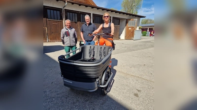 Die Mitarbeiter des örtlichen Bauhofes freuen sich über ein weiteres Lastenrad, mit dem sie umweltfreundlich ihre Arbeitswege zurücklegen können.  (Foto: Markt Holzkirchen)