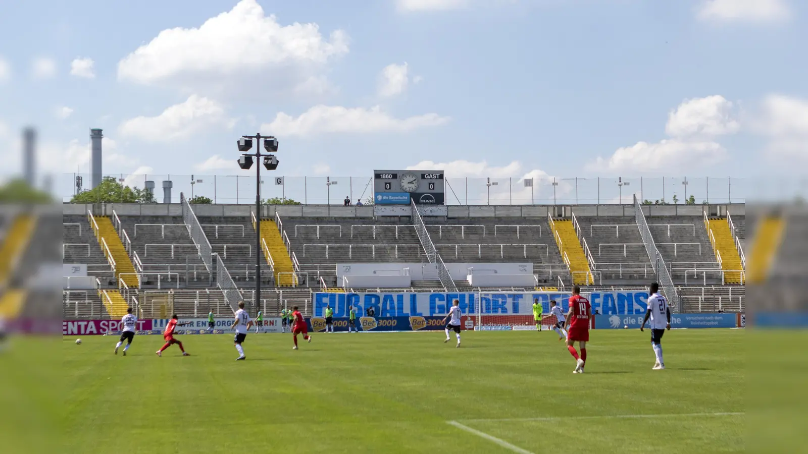 Hoffen auf die Rückkehr von Zuschauern: Drittliga-Fußball während der Corona-Pandemie. (Foto: Anne Wild)