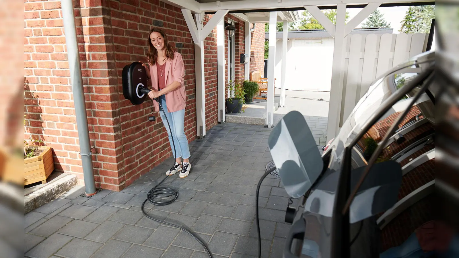 Über 80 Prozent der Ladevorgänge in Deutschland erfolgen an einer Wallbox zu Hause. Pendler sparen so hunderte Euro im Jahr für den Weg zur Arbeit.  (Foto: Eon via aum)