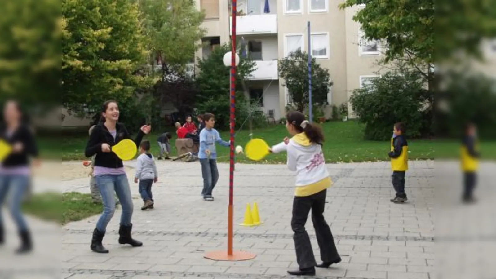 Der Spielbus bringt immer auch eine Menge der beliebten Bewegungsspiele mit. (Foto: Eva Schraft)