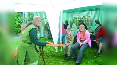 Integration behinderter Jugendlicher ins Arbeitsleben und eine lebendige Nachbarschaft: Diese beiden Ziele wurden auch beim fröhlichen Hinterhoffest von „Wohnwerk e.V.” deutlich. Bertram der Wanderer erzählte Märchen für Jung und Alt. (Foto: bb)