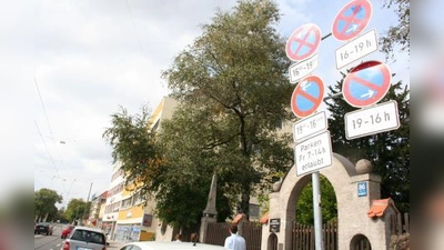 Nur freitags von 7.00 bis 14.00 Uhr ist gegenüber der Arkaden während der Dauer des Wochenmarktes das Parken auf der Agnes-Bernauer-Straße erlaubt. (Foto: tg)
