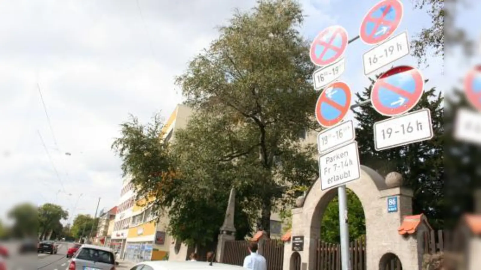 Nur freitags von 7.00 bis 14.00 Uhr ist gegenüber der Arkaden während der Dauer des Wochenmarktes das Parken auf der Agnes-Bernauer-Straße erlaubt. (Foto: tg)