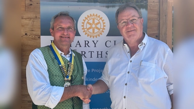 Ämterwechsel beim Rotary Club Wörthsee: Johannes von Perger (l.) übernimmt das Amt von seinem Vorgänger Holger Hamann. (Foto: Maren Martell)