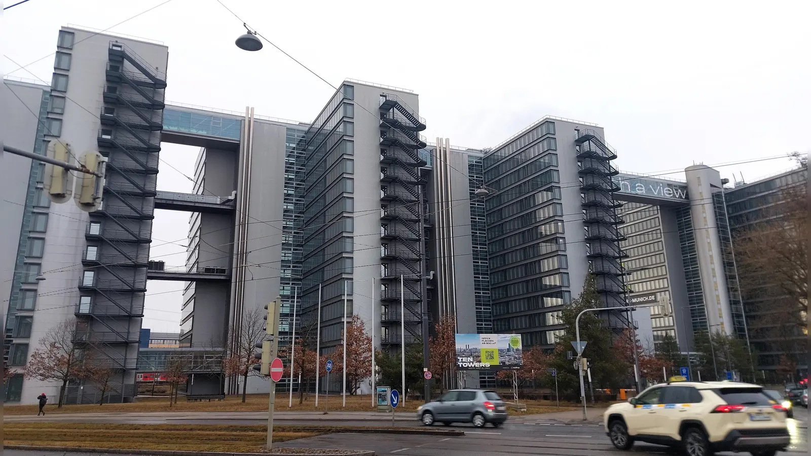 Die leerstehenden Bürotürme „Ten Towers” in der Dingolfinger Straße sollen in ein gemischt genutztes Quartier mit Büros und Wohnungen umgewandelt werden. (Foto: bas)