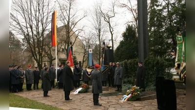 Unter großer Anteilnahme der Gräfelfinger Bürger fand die diesjährige Gedenkfeier zum Volkstrauertag auf dem Eichendorffplatz statt. Für den Vdk Ortsverband Planegg-Gräfelfing, die Gemeinde sowie die Veteranen- und Reservisten Kameradschaft legten Peter Kirschning, Christoph Göbel und Bernhard Neumer (von links) Kränze nieder. (Foto: US)