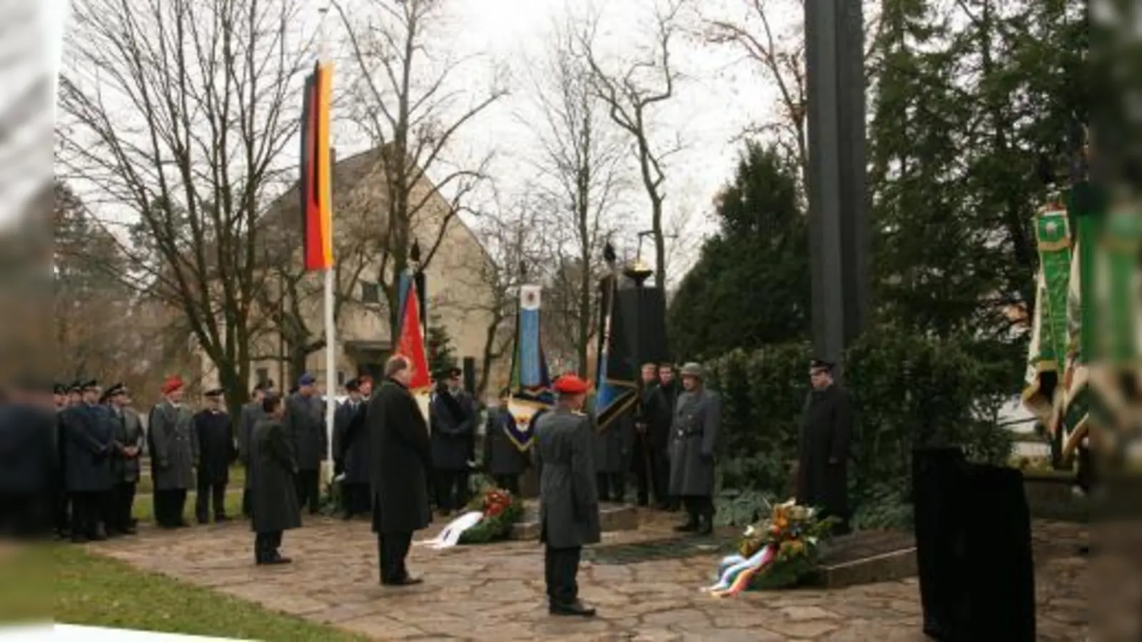 Unter großer Anteilnahme der Gräfelfinger Bürger fand die diesjährige Gedenkfeier zum Volkstrauertag auf dem Eichendorffplatz statt. Für den Vdk Ortsverband Planegg-Gräfelfing, die Gemeinde sowie die Veteranen- und Reservisten Kameradschaft legten Peter Kirschning, Christoph Göbel und Bernhard Neumer (von links) Kränze nieder. (Foto: US)