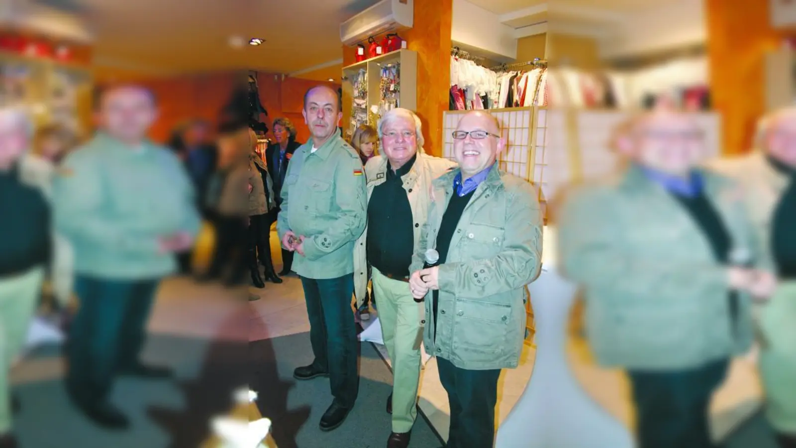 Franz Wlasak, seit 25 Jahren Mitarbeiter bei Trachten Angermaier, Gerd Käfer und Kabarettist Jürgen Kirner (v.l.). (Foto: ls)