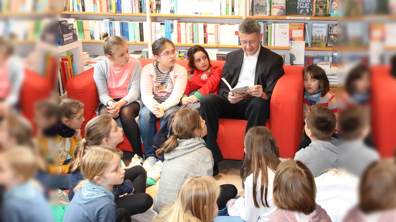 Kultusminister Michael Piazolo las im Rahmen der Aktion „Ich schenk dir eine Geschichte“ Schülern der Grundschule am Agilolfingerplatz vor. (Foto: StMUK/S. Lauterbach)