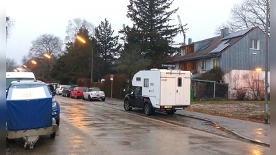 Parkende Fahrzeuge behindern in der Eininger Straße die Sicht beim Überqueren. Und an das vorgeschriebene „Tempo 30” halten sich auch nicht alle Autofahrer. (Foto: bas)