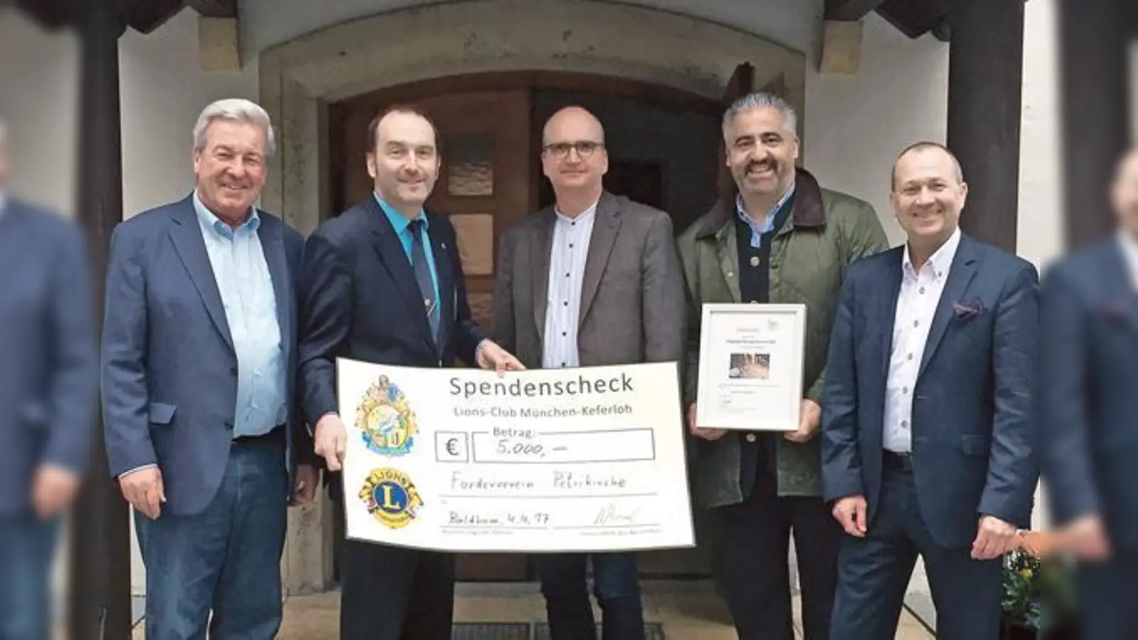 Scheckübergabe 5.000 Euro  an den Förderverein Petrigemeinde Baldham (v.l.): Volker Stegmann, Helmut Dittrich, Stephan Opitz, Oliver Wendel und Cersten Buro. 	 (Foto: Lions Club)