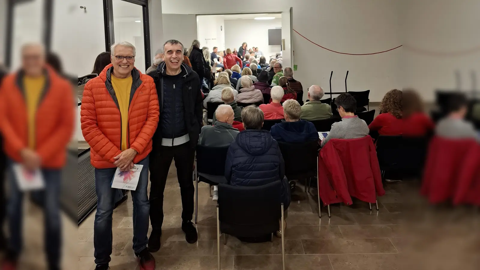 Stefan Gartner und Wirt Mladen Balta verfolgten die BA-Sitzung, die außergewöhnlich gut besucht war. (Foto: L. Pehle)