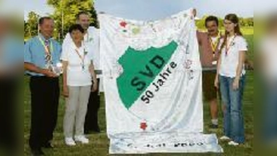 Hunderte von Mitgliedern unterschrieben zum Jubiläum auf der Fahne, die die Kinder aus dem Ort dem SV Dietersheim schenkten. (Foto: ba)