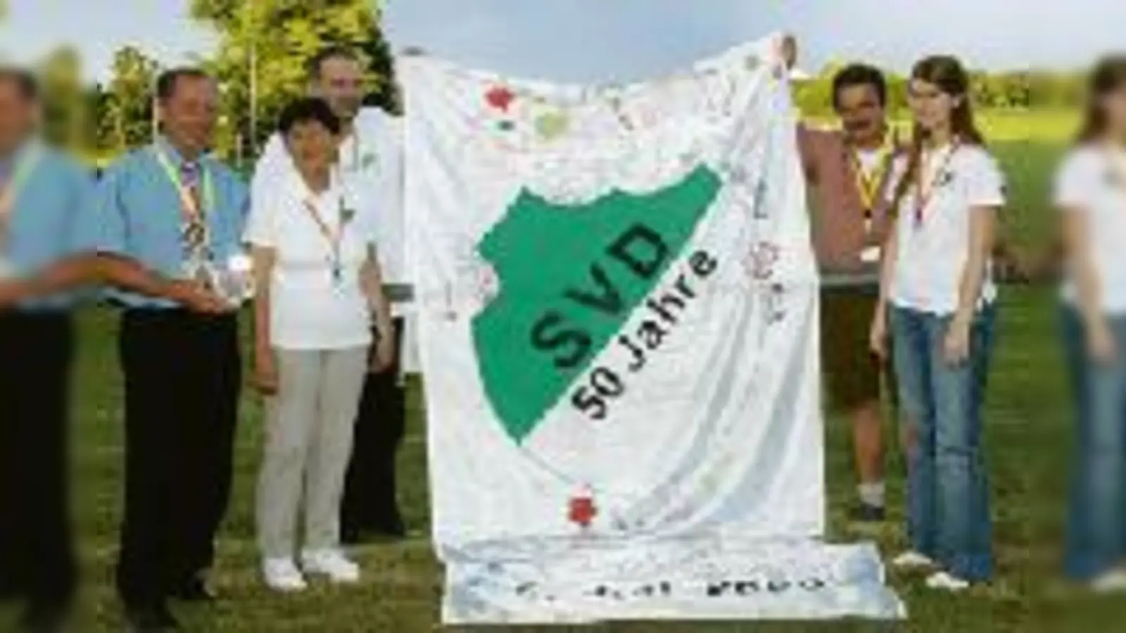 Hunderte von Mitgliedern unterschrieben zum Jubiläum auf der Fahne, die die Kinder aus dem Ort dem SV Dietersheim schenkten. (Foto: ba)