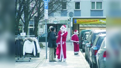 Schöne Überraschung: Die Nikoläuse hatten für die Besucher einiges im Sack. (Foto: jk)
