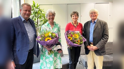 Petra Schaber (2.v.l.) und Dr. Frauke Schwaiblmair wurden von Bürgermeister Peter Köstler (l.) in seiner Funktion als Vorstandsvorsitzender und dem Vorsitzenden des Stiftungsrates, Dr. Eberhard Reichert, mit Blumen verabschiedet. 