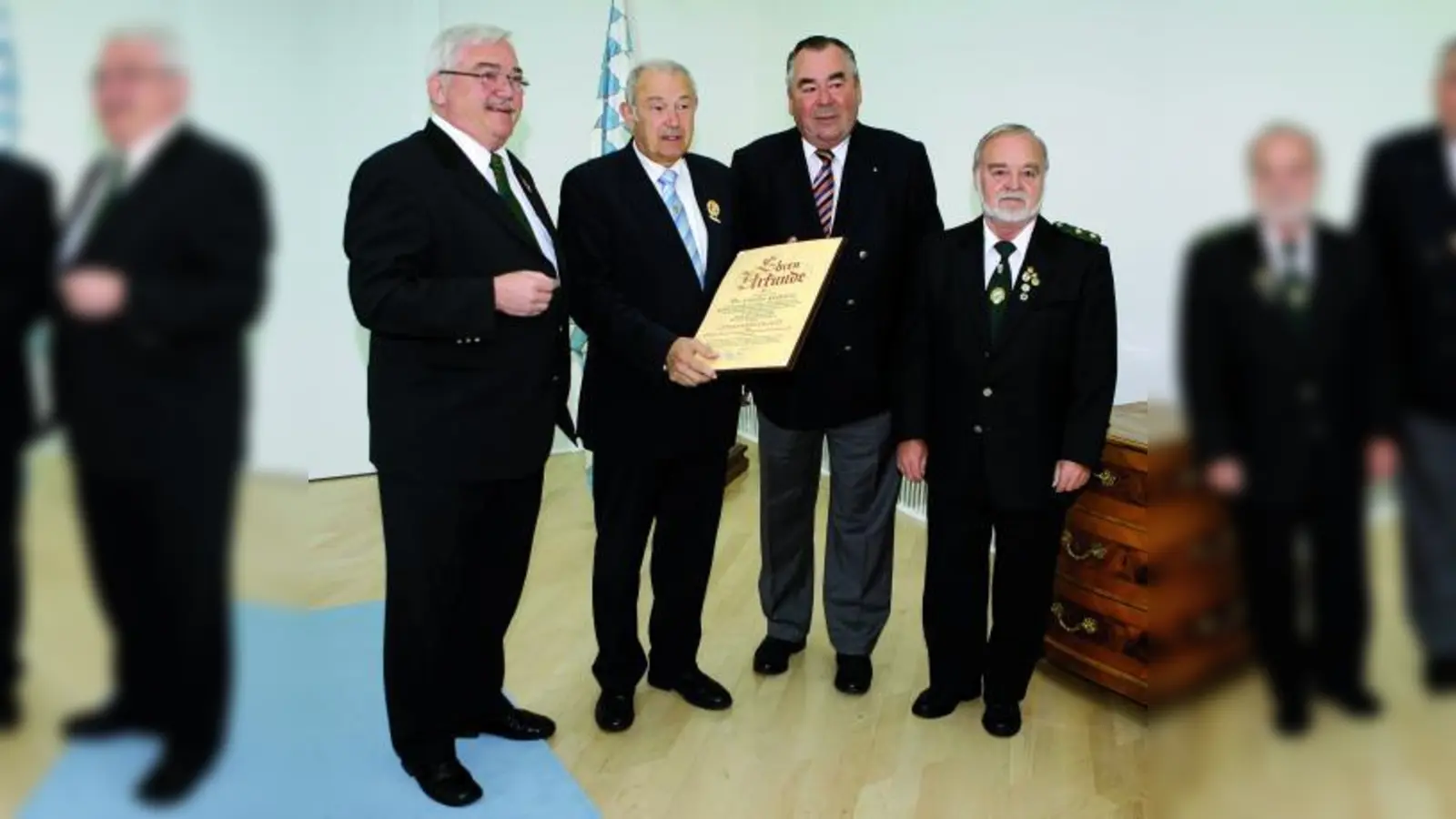 Ehrung für den Landesvater (v.l.): Wolfgang Kink (1. Landesschützenmeister des BSSB und Schützenmeister des PSSV München), Bayerns Ministerpräsident Günther Beckstein, Heinrich Traublinger und der 2. Schützenmeister Helmut Ostermeier . (Foto: pi)