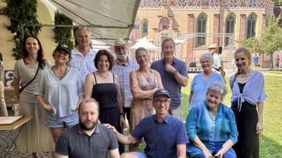 Die teilnehmenden Künstler des Vereins Künstlerspectrum Pasing im Hof der Blutenburg. Vorn v.r. Ehrenvorsitzende Ingrid Walter-Ammon, Vereinsched Christoph Mosenthin und Schatzmeister Uli Hartmann. (Foto: Ulrike Seiffert)