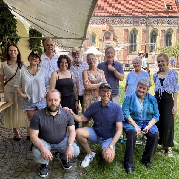 Die teilnehmenden Künstler des Vereins Künstlerspectrum Pasing im Hof der Blutenburg. Vorn v.r. Ehrenvorsitzende Ingrid Walter-Ammon, Vereinsched Christoph Mosenthin und Schatzmeister Uli Hartmann. (Foto: Ulrike Seiffert)