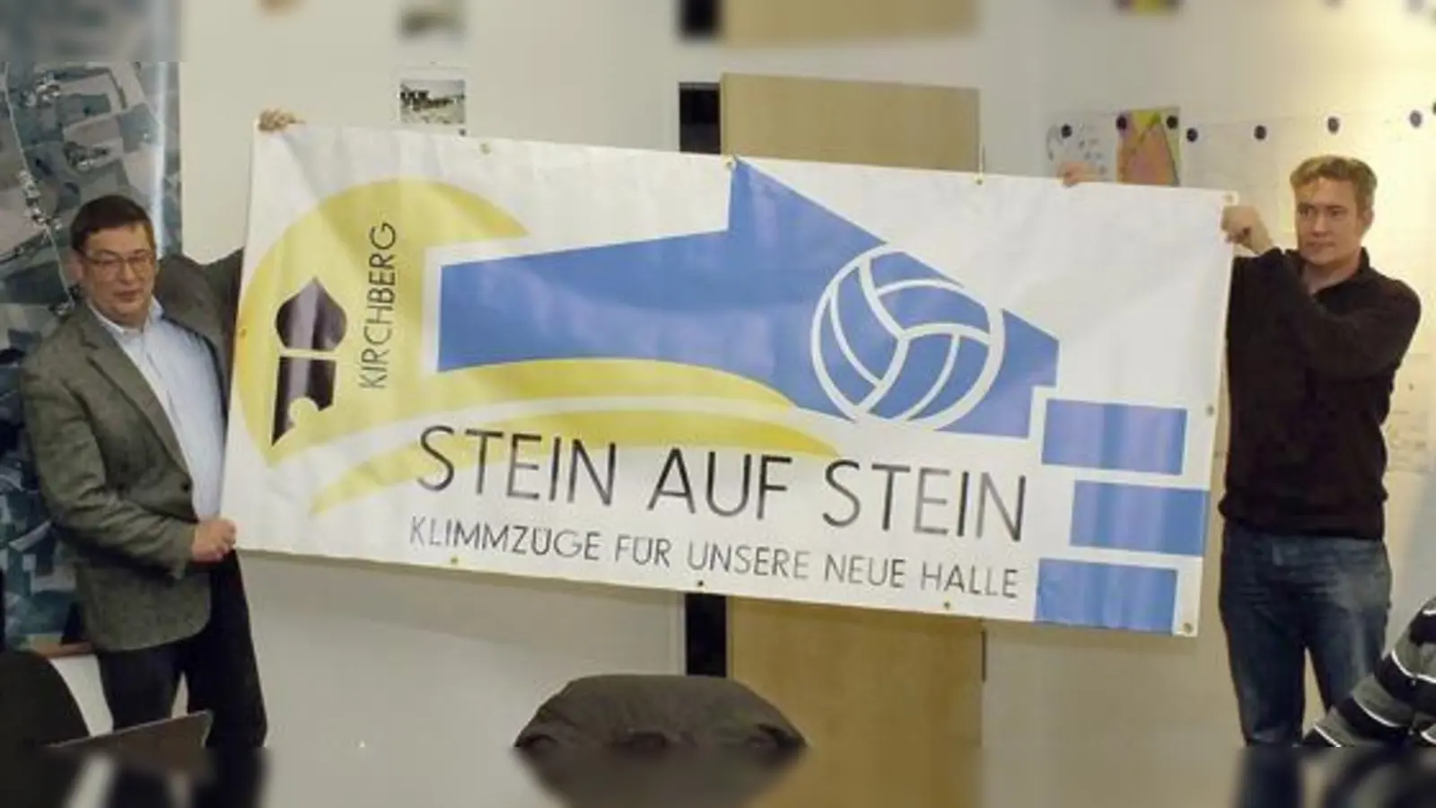 Spenden für die neue Turnhalle! Bürgermeister Hans Grandinger (links) entrollte im Gemeinderat zusammen mit Kämmerer Karlheinz Miksch das Werbebanner. 	 (Foto: kw)