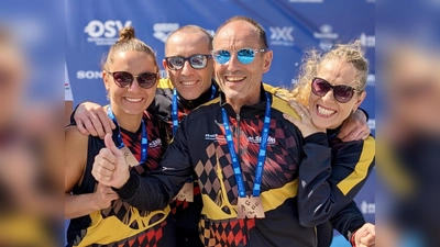 Die 4 x 50 m Lagen mixed Staffel bei der Siegerehrung (v.l.): Karin Bartel, André Wrasse, Matthias Weiss und Kathrin Gliesche. (Foto: Katja Otto)