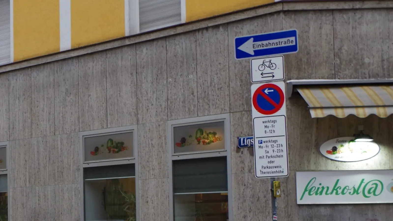 Diese Schilderstangen wurden kürzlich in der Kazmairstraße montiert. Sie ersetzen die vormals als zu groß kritisierten Zonentafeln. (Foto: Beatrix Köber)