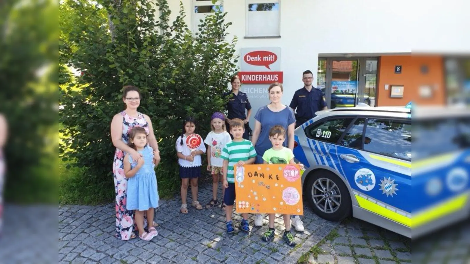 Selbstgebastelte Verkehrsplakate zum Dank: Die Kinder aus dem Kindergarten &amp;quot;Denk mit&amp;quot; freuten sich über den Besuch von Polizeihauptmeisterin Corinna Kolb (hinten links) und Polizeihauptmeister Philipp Rapatz (hinten rechts). (Foto: PI)