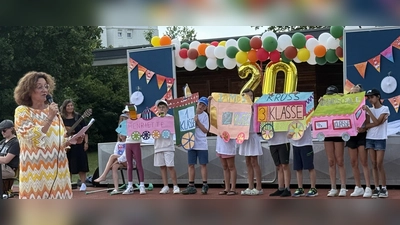 Schulleiterin Brigitte Ruckdäschel begrüßt die „Henriette Bimmelbahn”. (Foto: pst)