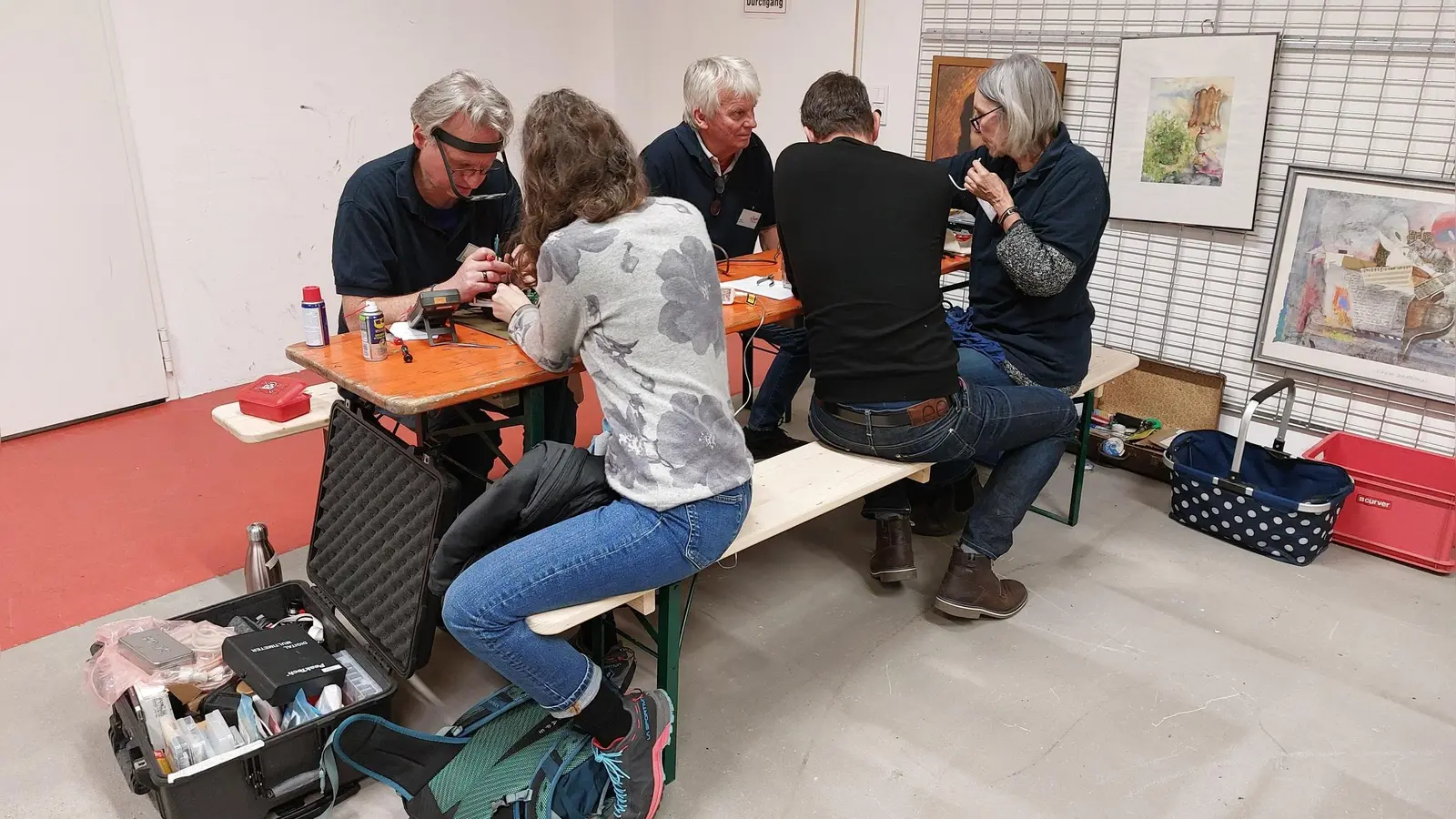 Die ehrenamtlichen Reparateure arbeiten zusammen mit ihren Gästen. (Foto: HEi)