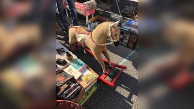 Beim Spätaufsteher-Flohmarkt in Poing kann man alte und neue Schätze entdecken.  (Foto: hw)