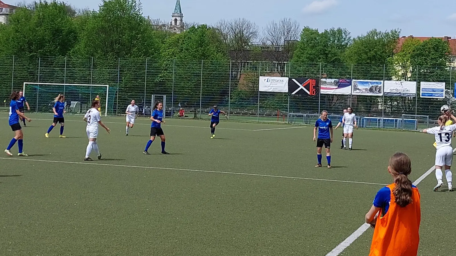 Regionalliga-Fußball – und kaum einer mag hingehen: Der FFC Wacker München (blau) spielt an der Demleitnerstraße manchmal vor zweistelligen Zuschauerkulissen. (Foto: bas)