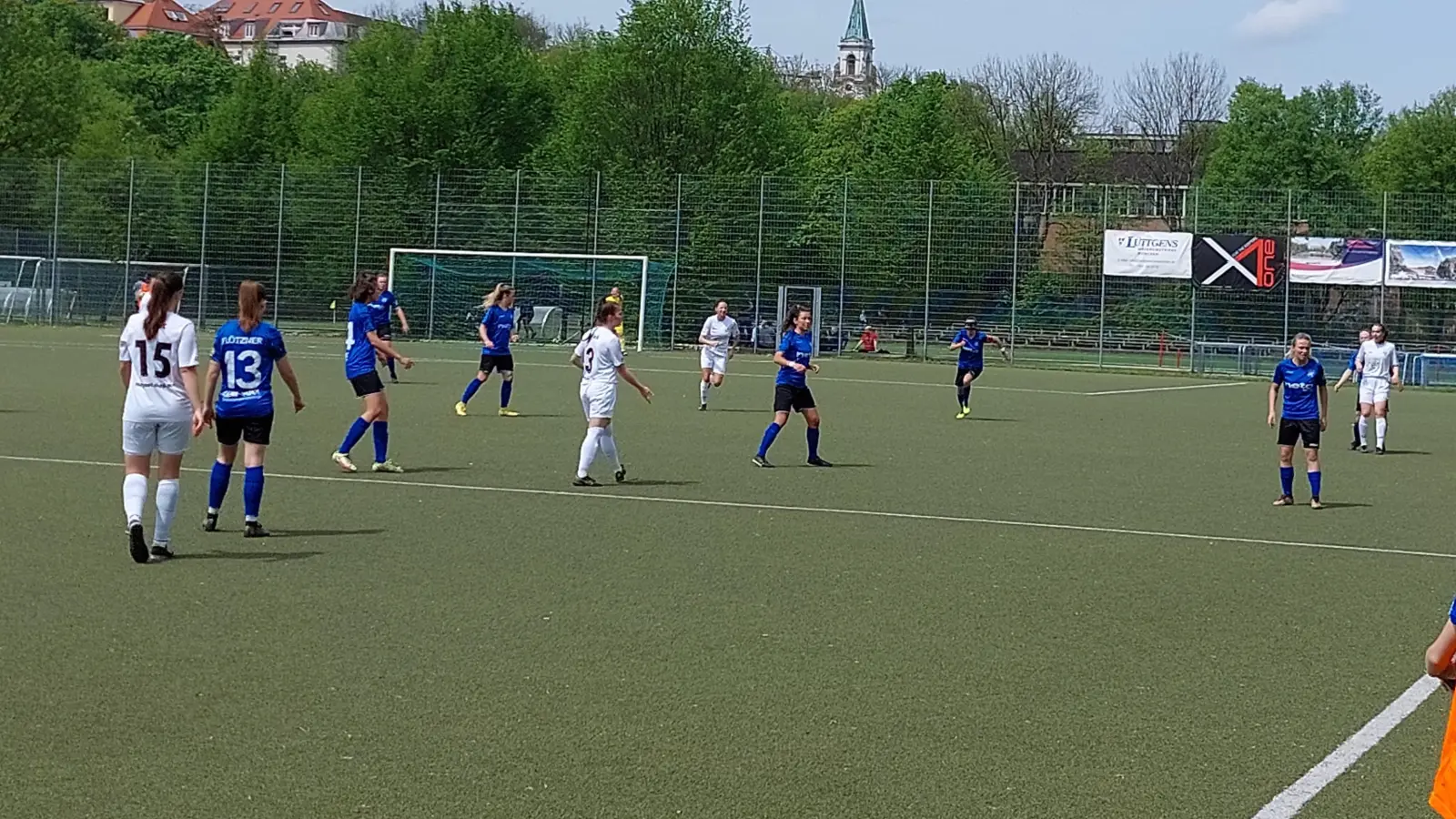 Frauen-Regionalligist FFC Wacker München (blau), hier bei einem Heimspiel, muss zum Pokalviertelfinale ins niederbayerische Ruderting reisen. (Archivbild: bas)