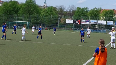 Frauen-Regionalligist FFC Wacker München (blau), hier bei einem Heimspiel, muss zum Pokalviertelfinale ins niederbayerische Ruderting reisen. (Archivbild: bas)